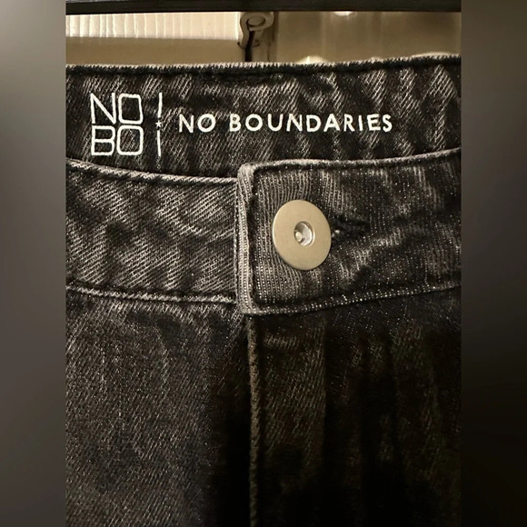 No Boundaries ankle length jeans with fun patches - size 9.  Never worn - Picture 4 of 6